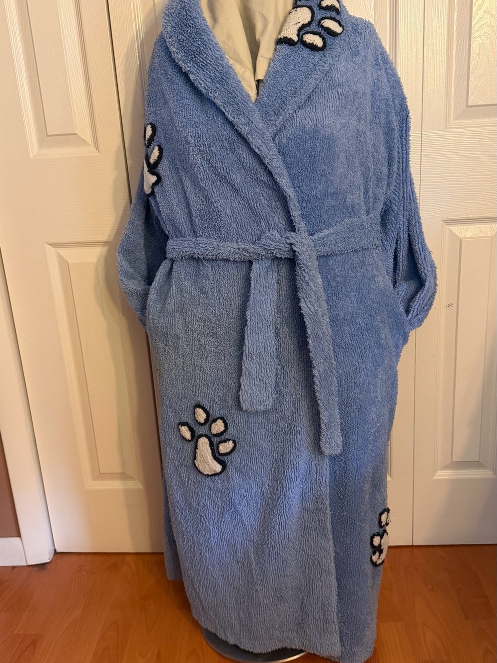Canyon Group Cozy Blue Plush Robe with Paw Appliqués - Unisex Bathrobe